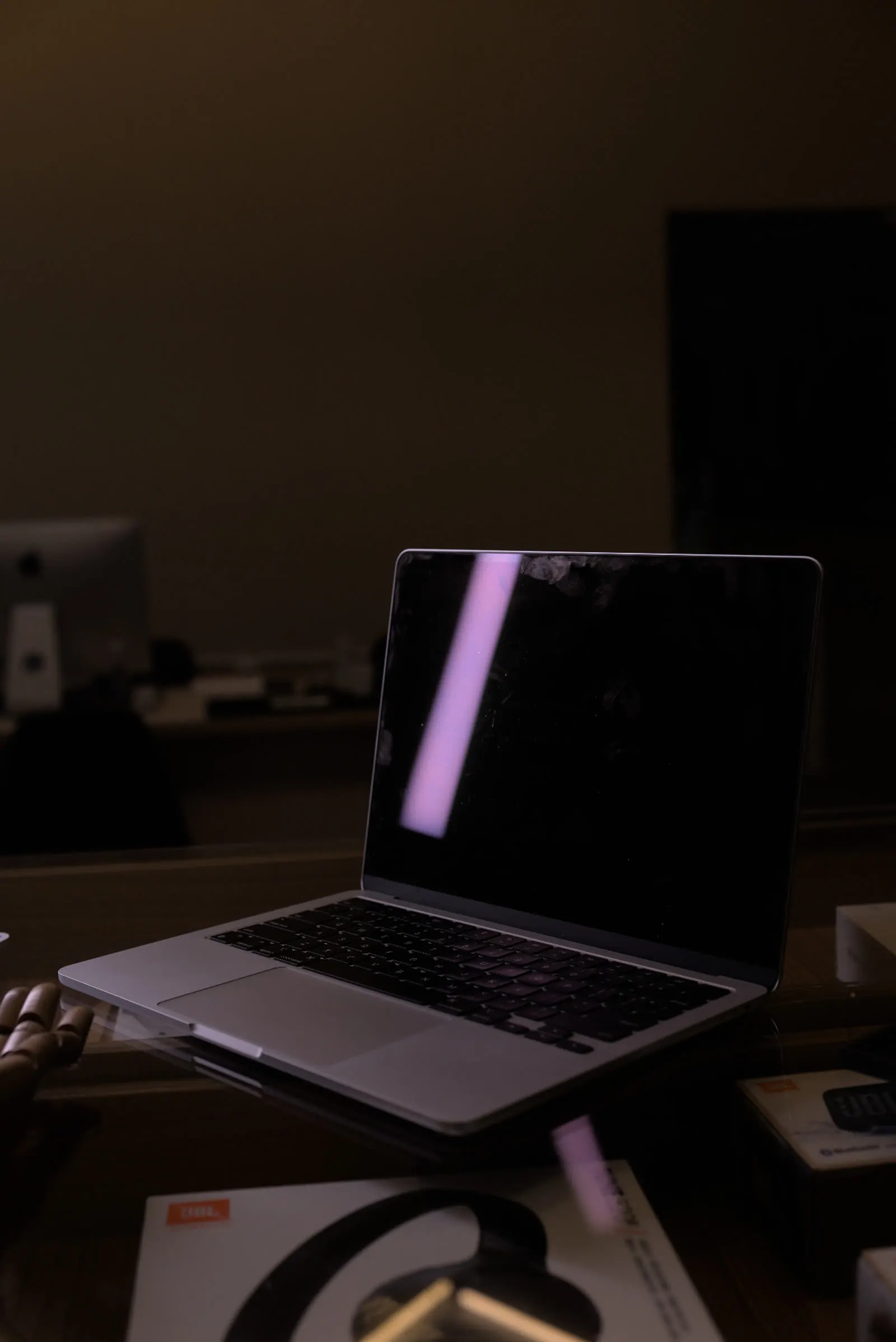 MacBook aberto em ambiente da loja Manoceo.